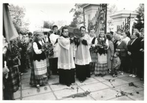 Panevėžiečiai pasitinka kunigo Alfonso Lipniūno karstą. Panevėžys. 1989 09 04. PAVB, Juozapo Antanavičiaus fondas F147