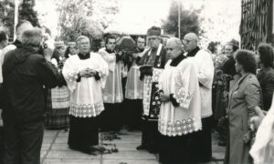 Panevėžiečiai pasitinka kunigo Alfonso Lipniūno karstą. Priekyje – Panevėžio Kristaus Karaliaus katedros klebonas kunigas Juozapas Antanavičius, vyskupas Juozas Preikšas, kunigai Jonas Juodelis ir Kazimieras Dulksnys. Panevėžys. 1989 09 04. PAVB, Juozapo Antanavičiaus fondas F147