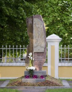 Kunigo Alfonso Lipniūno antkapinis paminklas Panevėžio Kristaus Karaliaus katedros šventoriuje (aut. skulpt. A. Pajuodis, 1993). Fotogr. A. Rimkūnienė. Panevėžio apskrities Gabrielės Petkevičaitės-Bitės viešosios bibliotekos skaitmeninis archyvas