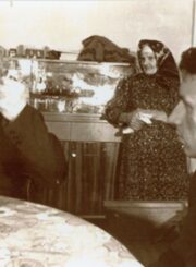Knygnešys Juozas Stankevičius (kairėje) ir kraštotyrininkas Julius Beinortas. 2-ame plane: J. Stankevičiaus žmona Kotrina Stankevičienė. Panevėžys. Apie 1977 m. PAVB, Juliaus Beinorto fondas F172