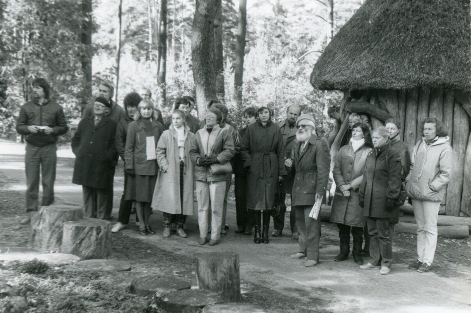 Panevėžio miesto knygos bičiulių draugijos nariai Druskininkuose su gidu, gydytoju Algimantu Kačergiumi. Iš kairės: 6-a Elvyra Pažemeckaitė, 8-as Algimantas Kačergius, už jo stovi Stanislovas Pranys, 10-a Ona Peseckaitė, už jos stovi Albina Saladūnaitė, 11-a Raimonda Mikučionytė, 2-oje eilėje iš kairės: 3-ia Rima Maselytė. 1986 m. PAVB, Savanoriškos knygos bičiulių draugijos Panevėžio miesto skyriaus fondas F24-252