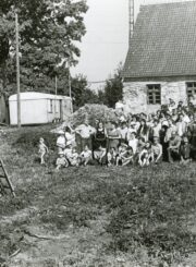 Panevėžio miesto knygos bičiulių draugijos nariai ir kiti asmenys iš Lietuvos talkoje Tolminkiemyje. Rusija. 1988 m. PAVB, Savanoriškos knygos bičiulių draugijos Panevėžio miesto skyriaus fondas F24-343
