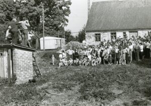 Panevėžio miesto knygos bičiulių draugijos nariai ir kiti asmenys iš Lietuvos talkoje Tolminkiemyje. Rusija. 1988 m. PAVB, Savanoriškos knygos bičiulių draugijos Panevėžio miesto skyriaus fondas F24-343