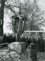 Panevėžio miesto knygos bičiulių draugijos nariai prie liaudies menininko Vinco Svirskio koplytstulpio Ibutonių kaime. Panevėžio r. PAVB, Savanoriškos knygos bičiulių draugijos Panevėžio miesto skyriaus fondas F24-360