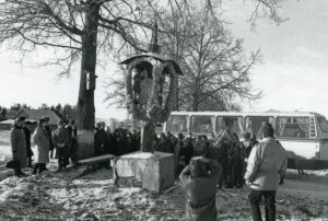 Panevėžio miesto knygos bičiulių draugijos nariai prie liaudies menininko Vinco Svirskio koplytstulpio Ibutonių kaime. Panevėžio r. PAVB, Savanoriškos knygos bičiulių draugijos Panevėžio miesto skyriaus fondas F24-360