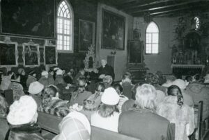 Kunigas Algirdas Mykolas Dobrovolskis (Tėvas Stanislovas) Paberžės Švč. Mergelės Marijos Apsilankymo bažnyčioje su Panevėžio knygos bičiulių draugijos nariais. Fotogr. P. Dūdos. Kėdainių r. 1988 11 27. PAVB, Savanoriškos knygos bičiulių draugijos Panevėžio miesto skyriaus fondas F24-369