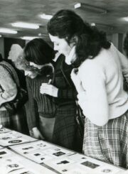 Panevėžio miesto knygos bičiulių draugijos nariai apžiūri dailininko Valerijono Jucio ekslibrisų parodą. Fotogr. J. Ambraškos. Panevėžys. 1981 m. PAVB, Savanoriškos knygos bičiulių draugijos Panevėžio miesto skyriaus fondas F24-58
