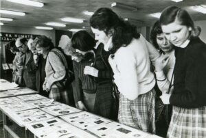 Panevėžio miesto knygos bičiulių draugijos nariai apžiūri dailininko Valerijono Jucio ekslibrisų parodą. Fotogr. J. Ambraškos. Panevėžys. 1981 m. PAVB, Savanoriškos knygos bičiulių draugijos Panevėžio miesto skyriaus fondas F24-58