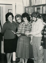 Panevėžio miesto knygos bičiulių draugijos nariai lankosi Autokompresorių gamyklos darbuotojo Viačeslavo Petrovo asmeninėje bibliotekoje. Iš kairės: 1-as S. Pranys, 2-a G. Kontautienė, 3-ia R. Zinytė, 5-as V. Petrovas, 6-a T. Stankevičienė. Panevėžys. 1976 m. PAVB, Savanoriškos knygos bičiulių draugijos Panevėžio miesto skyriaus fondas F24-45