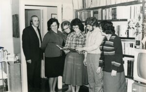 Panevėžio miesto knygos bičiulių draugijos nariai lankosi Autokompresorių gamyklos darbuotojo Viačeslavo Petrovo asmeninėje bibliotekoje. Iš kairės: 1-as S. Pranys, 2-a G. Kontautienė, 3-ia R. Zinytė, 5-as V. Petrovas, 6-a T. Stankevičienė. Panevėžys. 1976 m. PAVB, Savanoriškos knygos bičiulių draugijos Panevėžio miesto skyriaus fondas F24-45