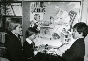Panevėžio 4-osios vidurinės mokyklos jaunieji knygos bičiuliai bibliotekoje. Panevėžys. Apie 1978 m. PAVB, Savanoriškos knygos bičiulių draugijos Panevėžio miesto skyriaus fondas F24-67