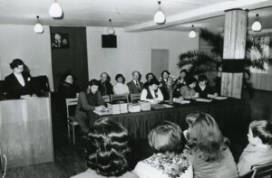 Savanoriškos knygos bičiulių draugijos Panevėžio miesto skyriaus valdybos ataskaitinė konferencija. Pranešėja V. Remec. Panevėžys. 1981 m. PAVB, Savanoriškos knygos bičiulių draugijos Panevėžio miesto skyriaus fondas F24-71