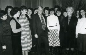 LSSR savanoriškos knygos bičiulių draugijos seminaro dalyviai su aktoriumi Donatu Banioniu (centre). Fotogr. J. Ambraškos. Panevėžys. 1984 m. PAVB, Savanoriškos knygos bičiulių draugijos Panevėžio miesto skyriaus fondas F24-41