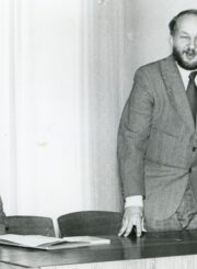 Panevėžio miesto knygos bičiulių draugijos narių susitikimas su poetu Sigitu Geda (kairėje) ir literatūrologu Kęstučiu Nastopka. Panevėžys. Apie 1984 m. PAVB, Savanoriškos knygos bičiulių draugijos Panevėžio miesto skyriaus fondas F24-137