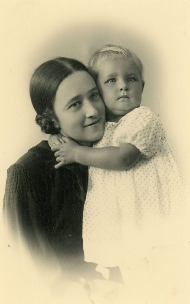 Mokytoja Sofija Barisienė su dukrele Ona. Fotogr. J. Žitkus. Panevėžys. 1936 09 01. PAVB, Aleksandros Šilgalytės fondas F80-611-2