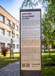 Informacinė lenta, žyminti Arvydo Šliogerio skverą. Gintaro Lukoševičiaus nuotrauka