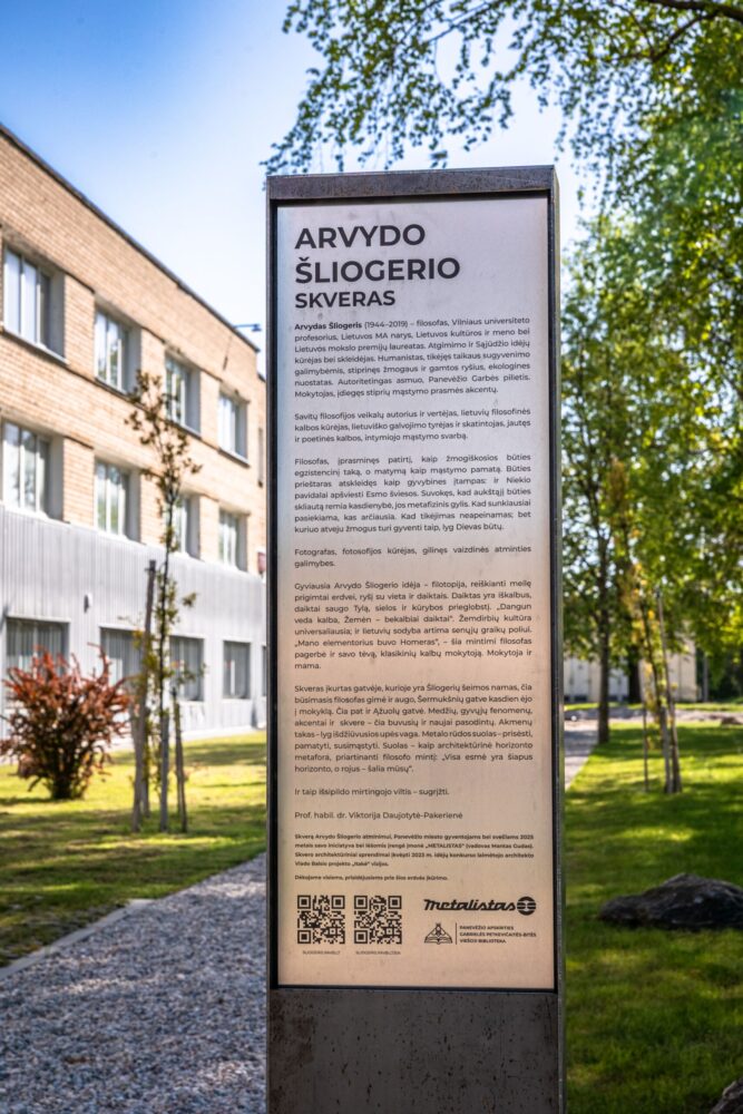 Informacinė lenta, žyminti Arvydo Šliogerio skverą. Gintaro Lukoševičiaus nuotrauka