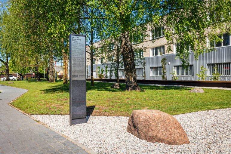 Informacinė lenta, žyminti Arvydo Šliogerio skverą. Gintaro Lukoševičiaus nuotrauka