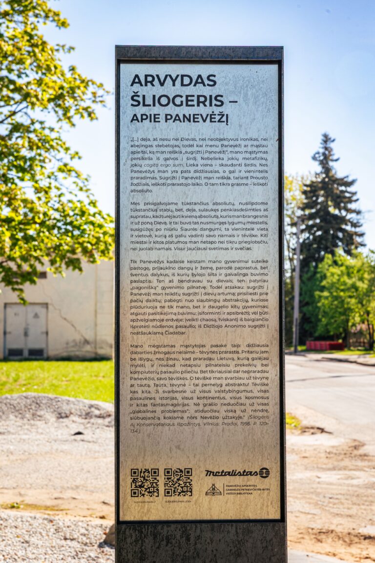 Informacinė lenta, žyminti Arvydo Šliogerio skverą. Gintaro Lukoševičiaus nuotrauka