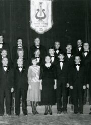 Panevėžio cukraus fabriko vyrų choras su vadove Edita Sargautyte. 1-oje eilėje iš kairės: A. Matuzevičius, J. Narakas, V. Kaunietis, B. Juzulėnas, J. Ramanauskas, ?, E. Sargautytė, T. Verikas, K. Armonavičius, P. Bačkis, V. Karalius, A. Bukas, 2-oje eilėje iš kairės: A. Švelnys, K. Plaščiauskas, Butkus, R. Bitinas, V. Aukštuolis, G. Lukošius, R. Elzbergas, A. Vaitkus, B. Steiblys, A. Budnikas, 3-ioje eilėje iš kairės: A. Ivanauskas, R. Jurkšaitis, J. Dobrovolskis, F. Šimonis, S. Leika, A. Mundris, A. Matuzevičius, V. Karieta. Panevėžys. 1989 m. PAVB, Panevėžio cukraus fabriko fondas F171-297
