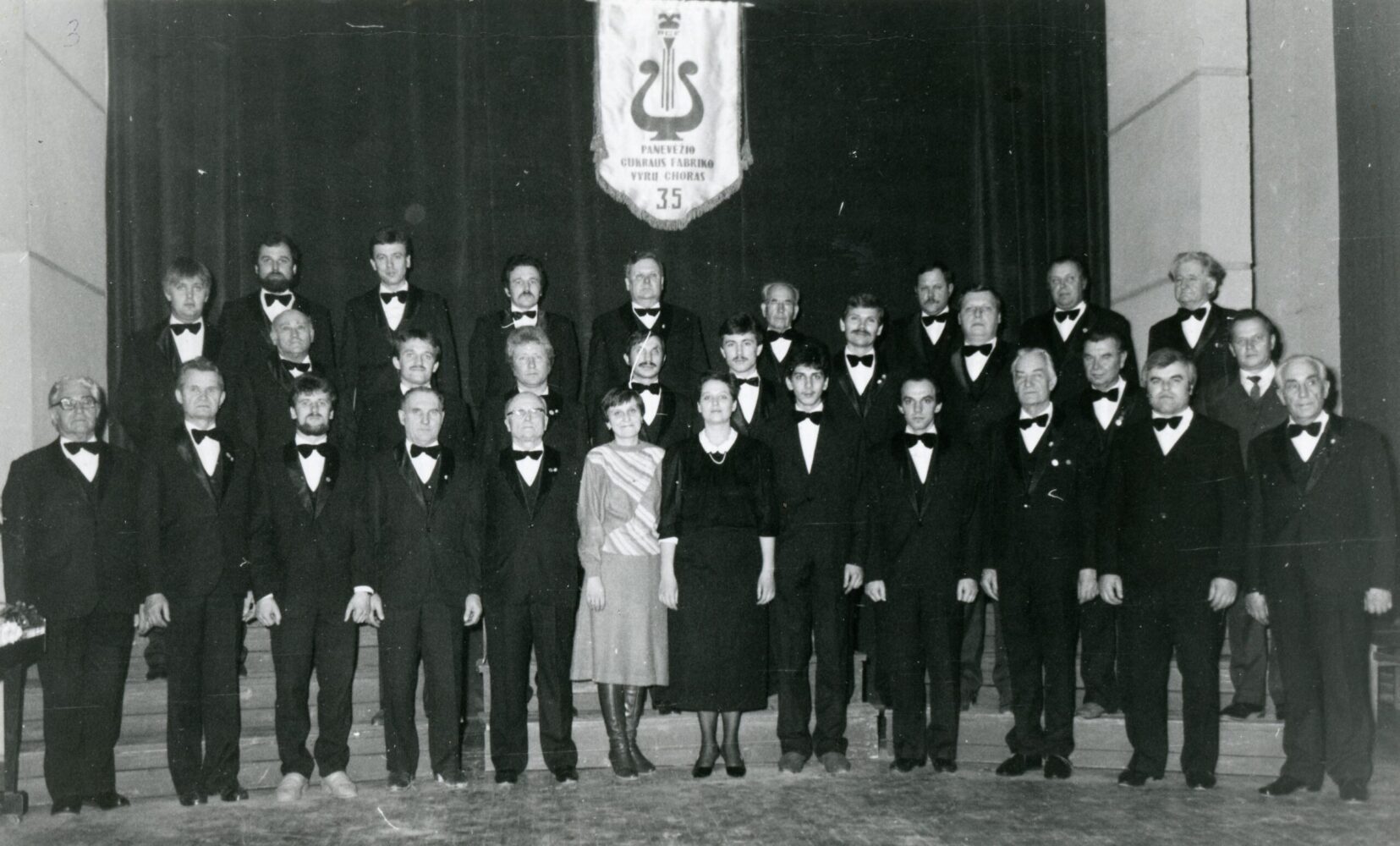 Panevėžio cukraus fabriko vyrų choras su vadove Edita Sargautyte. 1-oje eilėje iš kairės: A. Matuzevičius, J. Narakas, V. Kaunietis, B. Juzulėnas, J. Ramanauskas, ?, E. Sargautytė, T. Verikas, K. Armonavičius, P. Bačkis, V. Karalius, A. Bukas, 2-oje eilėje iš kairės: A. Švelnys, K. Plaščiauskas, Butkus, R. Bitinas, V. Aukštuolis, G. Lukošius, R. Elzbergas, A. Vaitkus, B. Steiblys, A. Budnikas, 3-ioje eilėje iš kairės: A. Ivanauskas, R. Jurkšaitis, J. Dobrovolskis, F. Šimonis, S. Leika, A. Mundris, A. Matuzevičius, V. Karieta. Panevėžys. 1989 m. PAVB, Panevėžio cukraus fabriko fondas F171-297