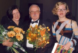 Bronius Kutavičius su žmona Dalia ir jos dukra Ieva. Broniaus Kutavičiaus šeimos archyvas
