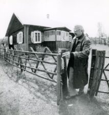 Bronius Kutavičius savo sodyboje Rodukos kaime (Varėnos r.). 1996 m. Panevėžio apskrities G. Petkevičaitės-Bitės viešoji biblioteka, Broniaus Kutavičiaus rankraščių fondas F126-10