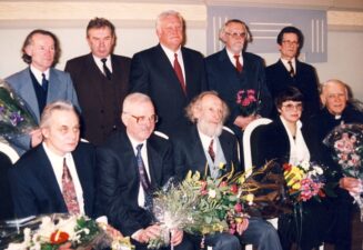 Bronius Kutavičius gavus Nacionalinę kultūros ir meno premiją su kitais laureatais ir Prezidentu Algirdu Brazausku Vilniaus rotušėje. 1996 02 15. Broniaus Kutavičiaus šeimos archyvas