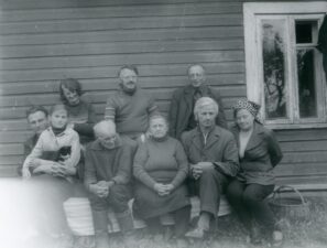 Bronius Kutavičius su artimaisiais: sesers Valės šeima, broliu Vytautu, mama Anele, dėde Vladu, seserim Felicija ir jos vyru Bronium. [Panevėžys], 1980 m. Panevėžio apskrities G. Petkevičaitės-Bitės viešoji biblioteka, Broniaus Kutavičiaus rankraščių fondas F126-7