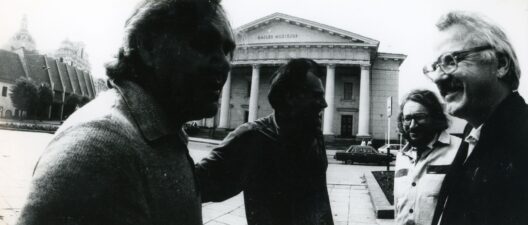 Bronius Kutavičius su Sigitu Geda ir kt. Vilniuje prie Dailės muziejaus, statant V. V. Landsbergio filmą. Apie 1990 m. Panevėžio apskrities G. Petkevičaitės-Bitės viešoji biblioteka, Broniaus Kutavičiaus rankraščių fondas F126-8