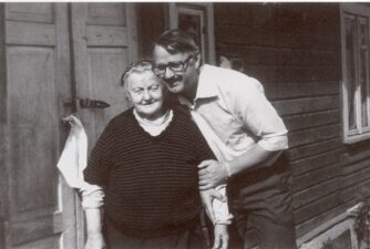 Bronius Kutavičius su motina. 1979 m. Broniaus Kutavičiaus šeimos archyvas
