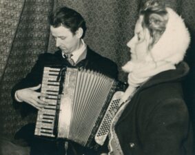 Bronius Kutavičius Lietuvos valstybinės konservatorijos studentų gastrolėse. S.l., 1960 m. Panevėžio apskrities G. Petkevičaitės-Bitės viešoji biblioteka, Broniaus Kutavičiaus rankraščių fondas F126-4