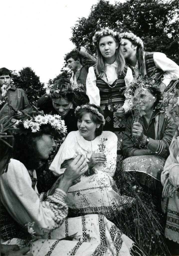 Rasos šventė ant Padubysio piliakalnio. Kairėje – Raimonda Mikučionytė, centre – Vitalija Vasiliauskaitė, virš jos – Eiginta Beinortaitė su Danguole Prakaityte. Fotogr. J. Ambraškos. Kaimelė (Raseinių r.) 1985 m. PAVB, Juliaus Beinorto fondas F172