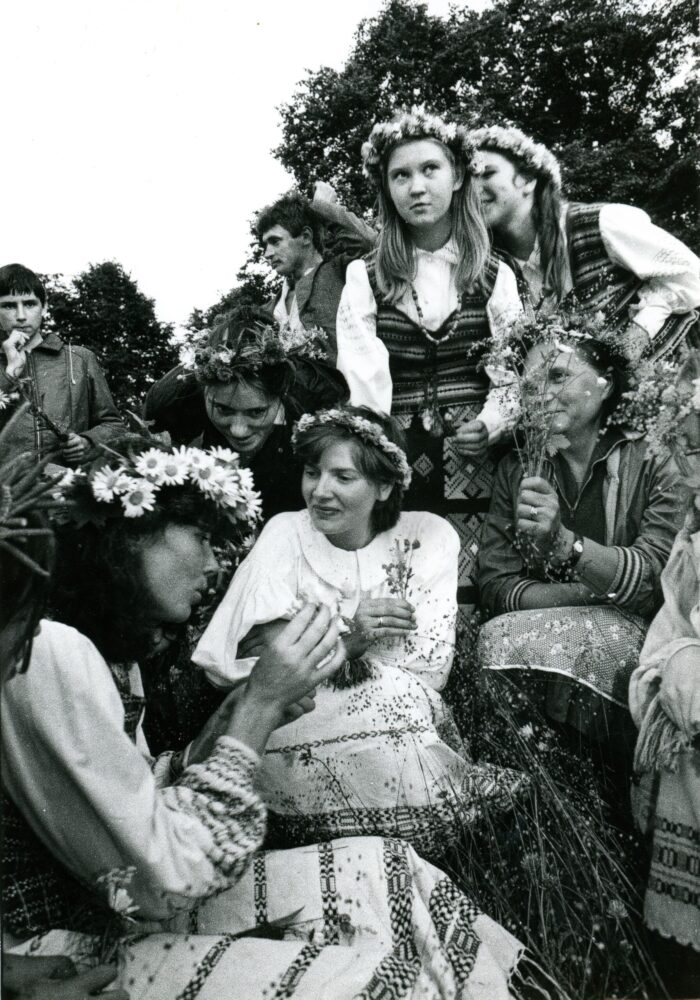 Rasos šventė ant Padubysio piliakalnio. Kairėje – Raimonda Mikučionytė, centre – Vitalija Vasiliauskaitė, virš jos – Eiginta Beinortaitė su Danguole Prakaityte. Fotogr. J. Ambraškos. Kaimelė (Raseinių r.) 1985 m. PAVB, Juliaus Beinorto fondas F172