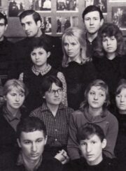 Panevėžio dramos teatro studijos lankytojai, būsimieji aktoriai. 1-oje eilėje, 1-as iš dešinės Enrikas Kačinskas, 2-oje eilėje, 2-a iš kairės Irena Vasiulytė, 4-oje eilėje, 2-as iš kairės Algirdas Paulavičius, 3-as Juozas Valužis, 4-as Vidmantas Kereminas. Panevėžys, apie 1965 m. PAVB FJM-893
