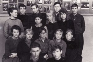 Panevėžio dramos teatro studijos lankytojai, būsimieji aktoriai. 1-oje eilėje, 1-as iš dešinės Enrikas Kačinskas, 2-oje eilėje, 2-a iš kairės Irena Vasiulytė, 4-oje eilėje, 2-as iš kairės Algirdas Paulavičius, 3-as Juozas Valužis, 4-as Vidmantas Kereminas. Panevėžys, apie 1965 m. PAVB FJM-893