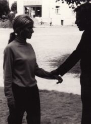 Irena Vasiulytė – Liuda ir Arnas Rosenas – Gurauskas repeticijoje, kuriant filmą „Žaizdos žemės mūsų“, (rež. Marijonas Giedrys, 1971 m.). Fotogr. Algimanto Mockaus. Iš Irenos Vasiulytės asmeninio archyvo