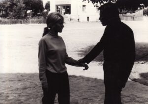 Irena Vasiulytė – Liuda ir Arnas Rosenas – Gurauskas repeticijoje, kuriant filmą „Žaizdos žemės mūsų“, (rež. Marijonas Giedrys, 1971 m.). Fotogr. Algimanto Mockaus. Iš Irenos Vasiulytės asmeninio archyvo