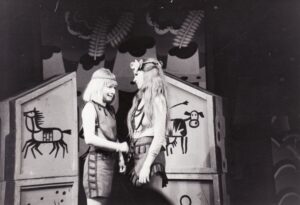 J. R. Kiplingas „Katė, kuri vaikštinėjo pati sau viena“ (rež. Vaclovas Blėdis), 1979 m. Eleonora Koriznaitė – Berniukas, Irena Vasiulytė – Moteris. Fotogr. Kazimiero Vitkaus. PAVB FKV-221-21-1