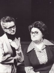 V. Vrublevskaja „Katedros posėdis“ (rež. Raimondas Polis), 1980 m. Irena Vasiulytė – Julija Barvinskaja, Julija Blėdytė – Olga Pančenka. Fotogr. Kazimiero Vitkaus. PAVB FKV-225-2-1