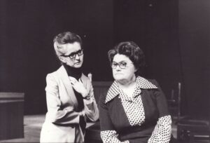 V. Vrublevskaja „Katedros posėdis“ (rež. Raimondas Polis), 1980 m. Irena Vasiulytė – Julija Barvinskaja, Julija Blėdytė – Olga Pančenka. Fotogr. Kazimiero Vitkaus. PAVB FKV-225-2-1