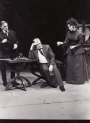 A. Ostrovskis „Pelninga vieta“ (rež. Algimantas Pociūnas), 1984 m. Romualdas Urvinis – Akimas Jusovas, Gediminas Karka – Aristarchas Vyšnevskis, Irena Vasiulytė – Ana Vyšnevskaja. Fotogr. Kazimiero Vitkaus. PAVB FKV-240-14-3