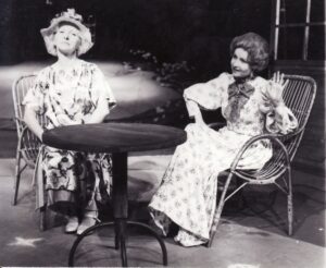 R. Bradbury „Pienių vynas“ (rež. Gražina Karlaitė), 1985 m. Irena Vasiulytė – Misis Braun, Eleonora Matulaitė – Mis Lumis. Fotogr. Kazimiero Vitkaus. PAVB FKV-245-6-2