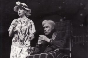 R. Bradbury „Pienių vynas“ (rež. Gražina Karlaitė), 1985 m. Irena Vasiulytė – Misis Braun, Algirdas Paulavičius – Pulkininkas Frilis. Fotogr. Kazimiero Vitkaus. PAVB FKV-245-12-1