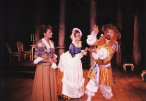 Molière’as „Miestelėnas – bajoras“ (rež. Rimantas Teresas), 1992 m. Regina Kairytė – Nikolė, Irena Vasiulytė – Ponia Žurden, Alfredas Dukšta – Ponas Žurdenas. Fotografija iš Irenos Vasiulytės asmeninio archyvo