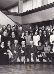 Režisierius Juozas Miltinis su Panevėžio dramos teatro darbuotojais. Iš kairės, 1-oje eilėje: Zita Adukevičiūtė, Eugenija Šulgaitė, Eleonora Matulaitė, Irena Vasiulytė, Kazimieras Vitkus, Juozas Miltinis, Vaclovas Blėdis, Vilmira Šamparaitė, Alma Gustytė, Regina Zdanavičiūtė, Marytė Maslauskaitė, Gražina Urbonavičiūtė. 2-oje eilėje: Valerijus Jevsejevas, Danutė Vidugirytė, Gediminas Karka, Eleonora Koriznaitė, Lolita Martinonytė, Vidmantas Bartusevičius, Ligita Kondrotaitė, Regina Astrauskaitė, Romualdas Urvinis, Albinas Kėleris, Laimutė Mališauskaitė, Jonas Garliauskas, Petras Kežys, Donatas Banionis. 3-oje eilėje: Vytautas Kupšys, Rimantas Pazikas, Rimantas Jovas, neatpažintas asmuo, Eugenijus Grigaliūnas, Rudolfas Jansonas, Robertas Zimblys, Alfredas Dukšta, Laimutis Sėdžius, Algimantas Pociūnas, Julius Tamošiūnas, Rimantas Teresas. Panevėžys, 1991 m. PAVB FJM-915-1