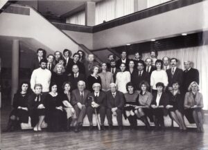 Režisierius Juozas Miltinis su Panevėžio dramos teatro darbuotojais. Iš kairės, 1-oje eilėje: Zita Adukevičiūtė, Eugenija Šulgaitė, Eleonora Matulaitė, Irena Vasiulytė, Kazimieras Vitkus, Juozas Miltinis, Vaclovas Blėdis, Vilmira Šamparaitė, Alma Gustytė, Regina Zdanavičiūtė, Marytė Maslauskaitė, Gražina Urbonavičiūtė. 2-oje eilėje: Valerijus Jevsejevas, Danutė Vidugirytė, Gediminas Karka, Eleonora Koriznaitė, Lolita Martinonytė, Vidmantas Bartusevičius, Ligita Kondrotaitė, Regina Astrauskaitė, Romualdas Urvinis, Albinas Kėleris, Laimutė Mališauskaitė, Jonas Garliauskas, Petras Kežys, Donatas Banionis. 3-oje eilėje: Vytautas Kupšys, Rimantas Pazikas, Rimantas Jovas, neatpažintas asmuo, Eugenijus Grigaliūnas, Rudolfas Jansonas, Robertas Zimblys, Alfredas Dukšta, Laimutis Sėdžius, Algimantas Pociūnas, Julius Tamošiūnas, Rimantas Teresas. Panevėžys, 1991 m. PAVB FJM-915-1