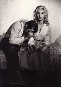 Irena Vasiulytė – Liuda ir Algirdas Paulavičius – Adolis filme „Žaizdos žemės mūsų“, (rež. Marijonas Giedrys, 1971 m.). Fotogr. Algimanto Mockaus. Iš Irenos Vasiulytės asmeninio archyvo
