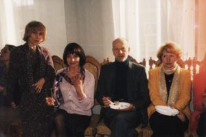 Iš kairės: grimuotoja Janina Jasaitytė, aktoriai Regina Kairytė, Jonas Garliauskas, Irena Vasiulytė. Fotografija iš Reginos Kairytės asmeninio archyvo
