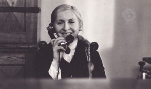 Irena Vasiulytė – Liuda filme „Žaizdos žemės mūsų“, (rež. Marijonas Giedrys, 1971 m.). Fotogr. Algimanto Mockaus. Iš Irenos Vasiulytės asmeninio archyvo